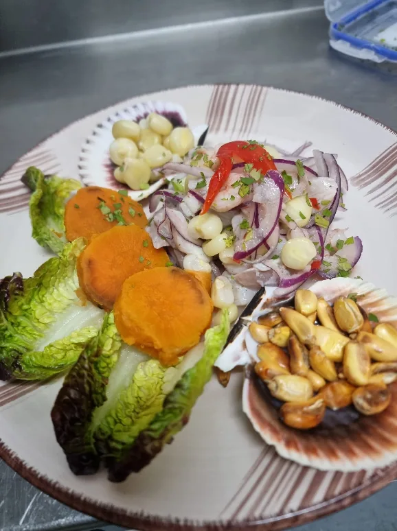Ceviche peruano de Marquina's con maíz, boniato y cebolla morada