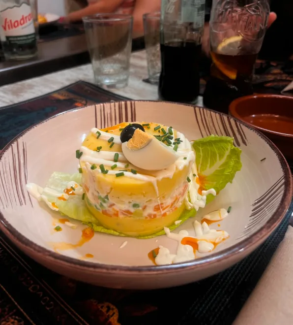Causa limeña de Marquina's con pollo, huevo y aceituna