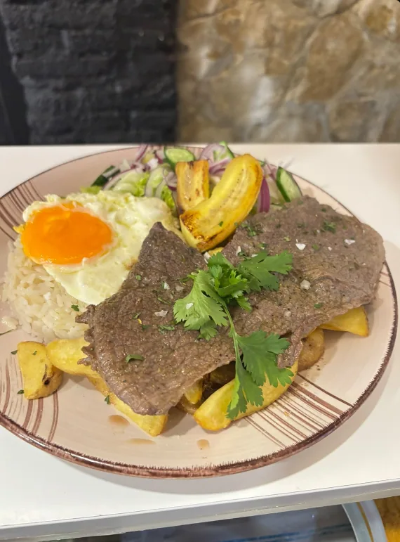 Lomo saltado de Marquina's con arroz, huevo y patatas