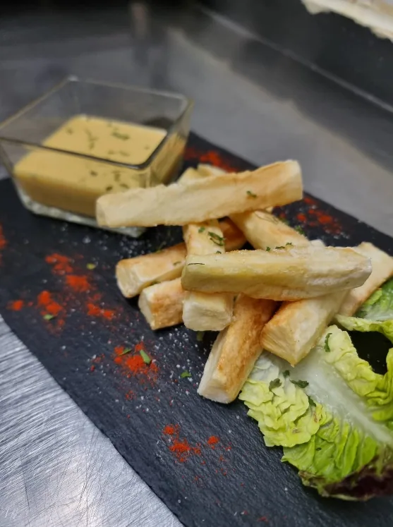 Yuca frita de Marquina's con salsa huancaína